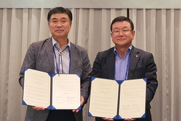 이수재 한화시스템 연구개발본부장(오른쪽)과 민경식 한국전자파학회 회장이 양해각서 체결 후 기념촬영을 하고 있다. (사진=한화에너지)