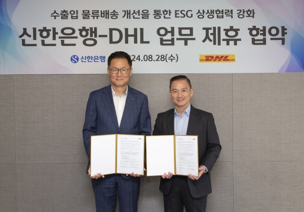 지난 28일 서울시 마포구 소재 DHL코리아 본사에서 진행된 ESG 상생협력 강화 업무협약식에서 신한은행 이해창 외환사업본부장(왼쪽)과 DHL 융츈위(Yung Chiun Ooi) 수석 부사장이 협약식 이후 기념촬영하는 모습.(사진=신한은행)