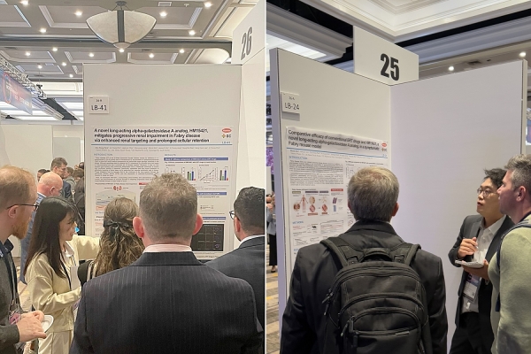 박초롱 한미약품 R&D센터 파트장(왼쪽)과 김원기 연구원(오른쪽)이 지난 4일 ‘월드 심포지엄(WORLD Symposium 2025)’에서 파브리병 치료제 ‘LA-GLA(코드명 : HM15421/GC1134A)’의 주요 연구 내용이 담긴 포스터를 토대로 참석자들에게 설명하고 있다.(사진=한미약품)